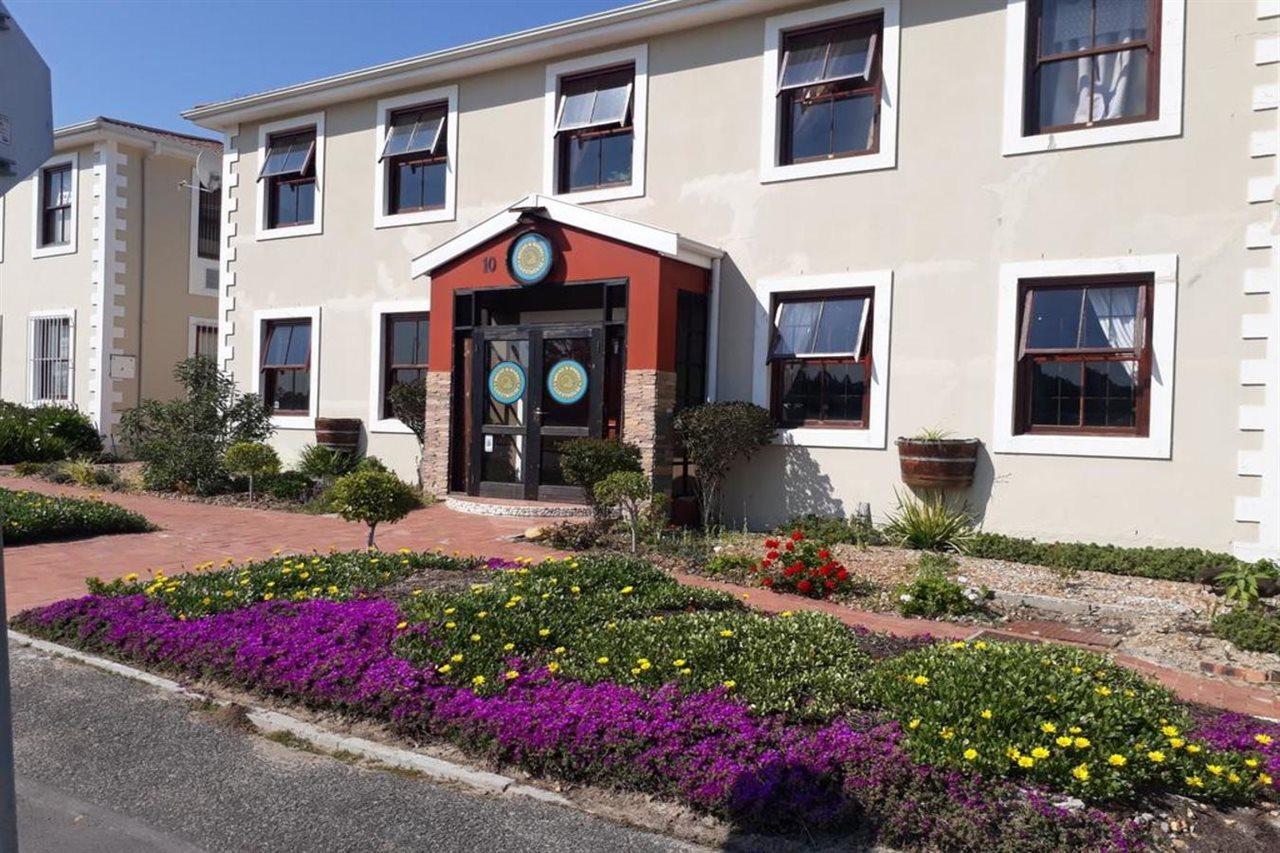 Bread And Barrel Guesthouse Bellville Кейптаун Екстериор снимка
