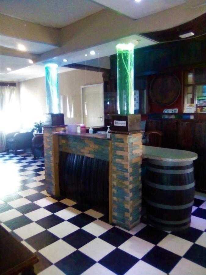Bread And Barrel Guesthouse Bellville Кейптаун Екстериор снимка