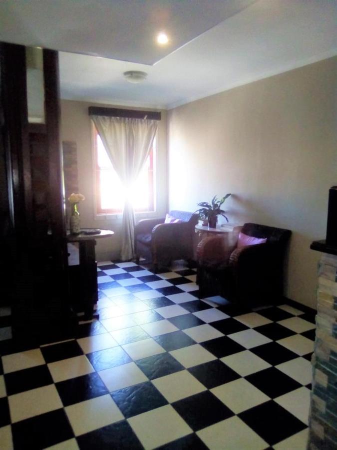 Bread And Barrel Guesthouse Bellville Кейптаун Екстериор снимка