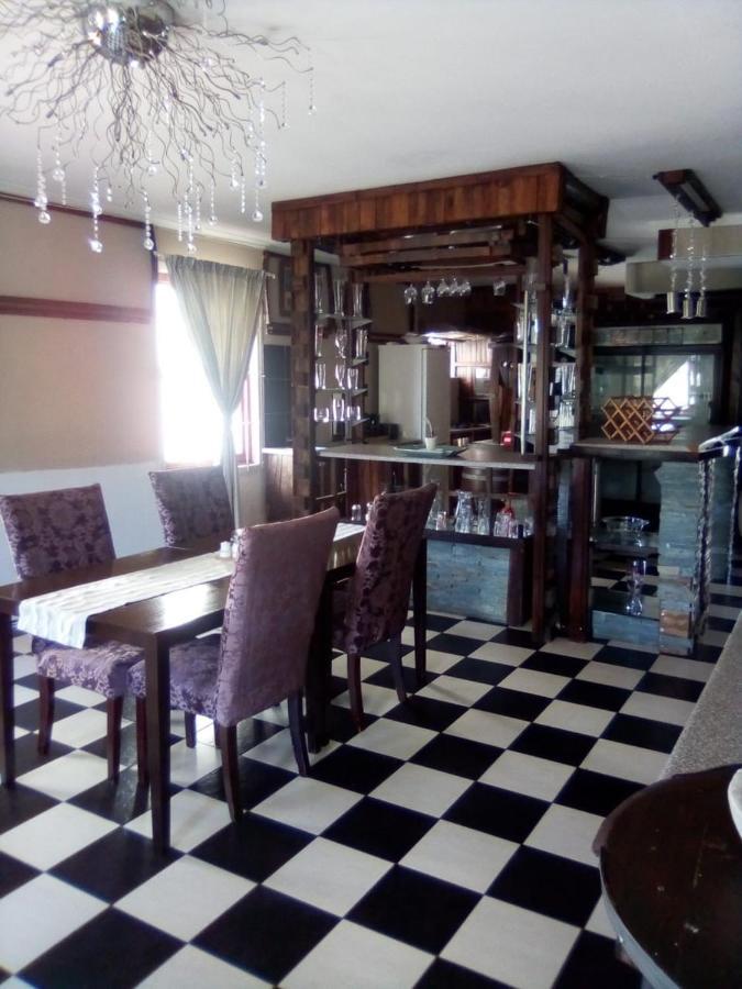Bread And Barrel Guesthouse Bellville Кейптаун Екстериор снимка