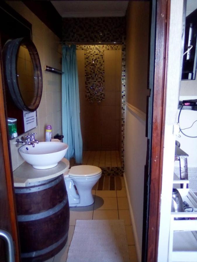 Bread And Barrel Guesthouse Bellville Кейптаун Екстериор снимка