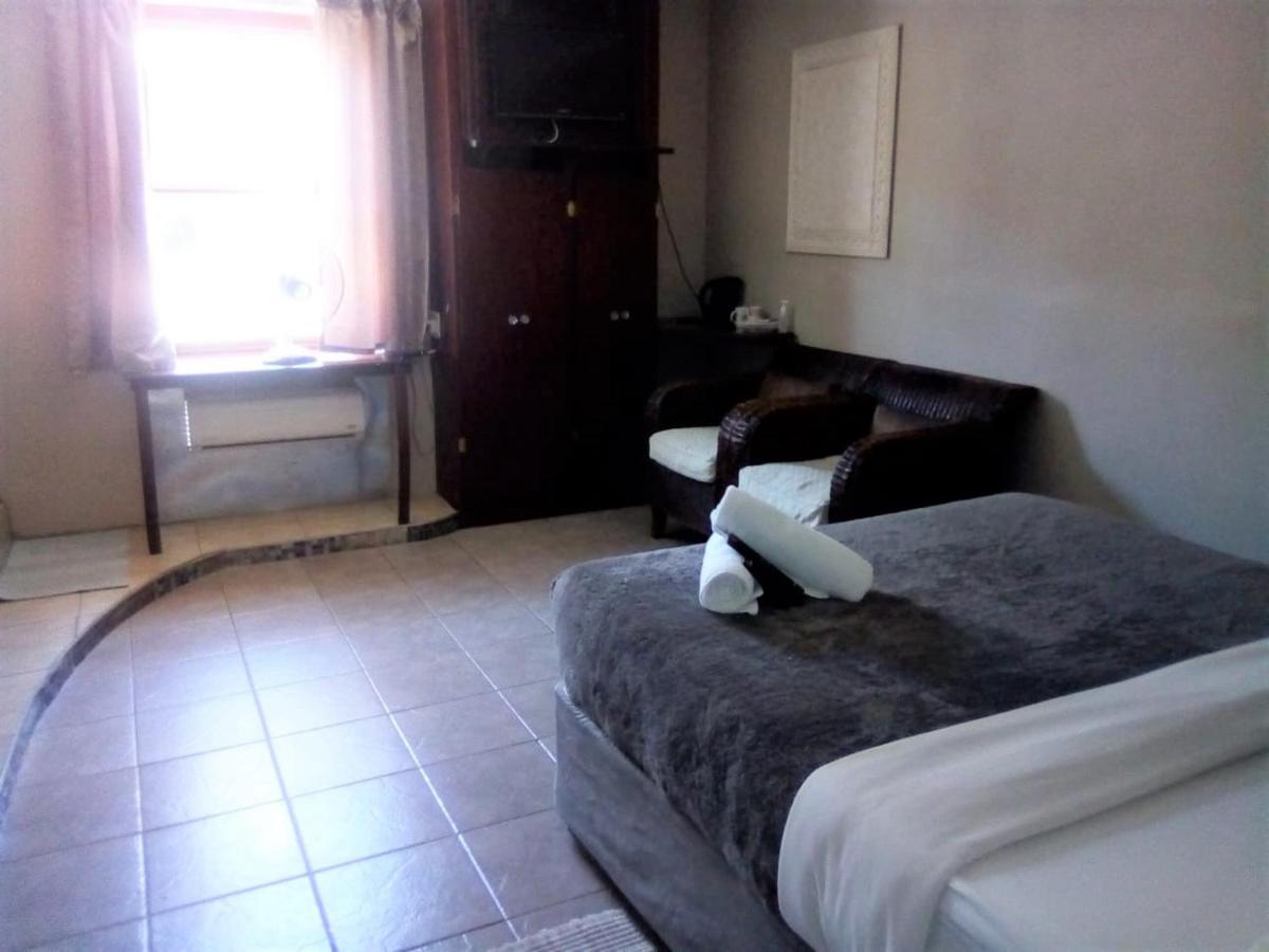 Bread And Barrel Guesthouse Bellville Кейптаун Екстериор снимка