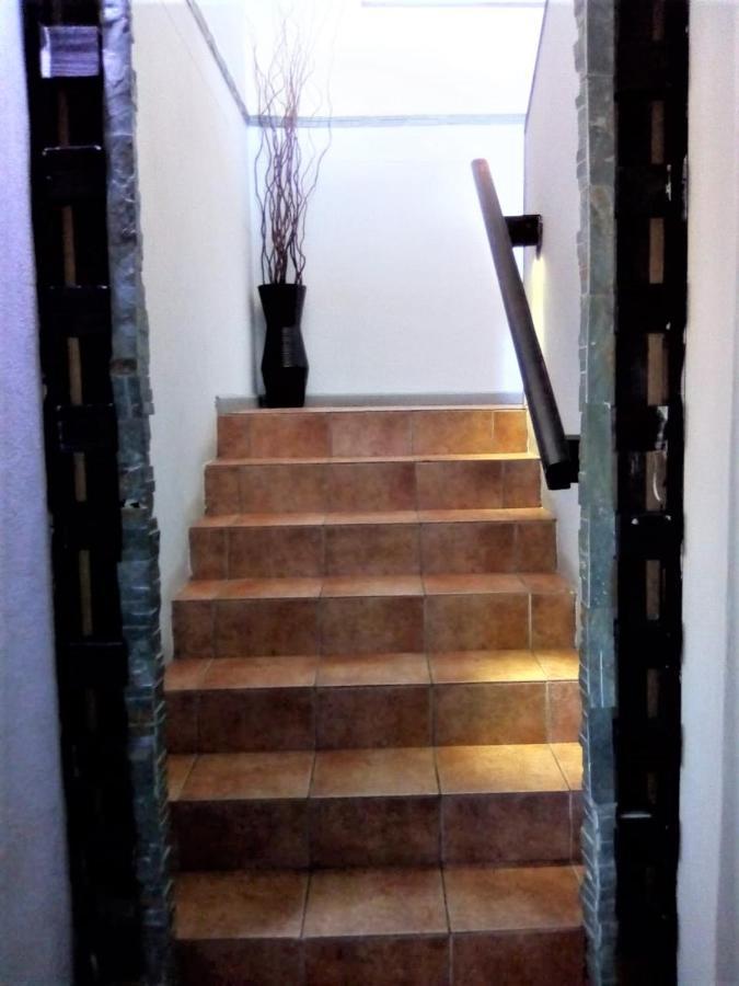 Bread And Barrel Guesthouse Bellville Кейптаун Екстериор снимка