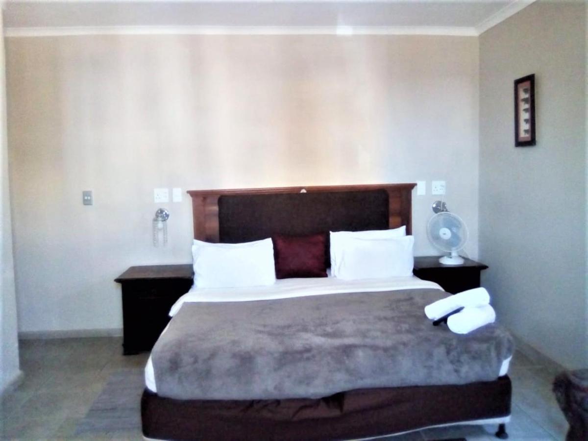 Bread And Barrel Guesthouse Bellville Кейптаун Екстериор снимка