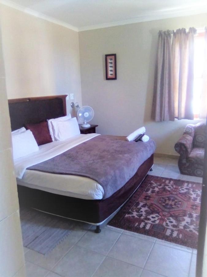 Bread And Barrel Guesthouse Bellville Кейптаун Екстериор снимка