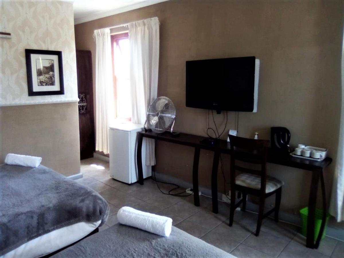 Bread And Barrel Guesthouse Bellville Кейптаун Екстериор снимка