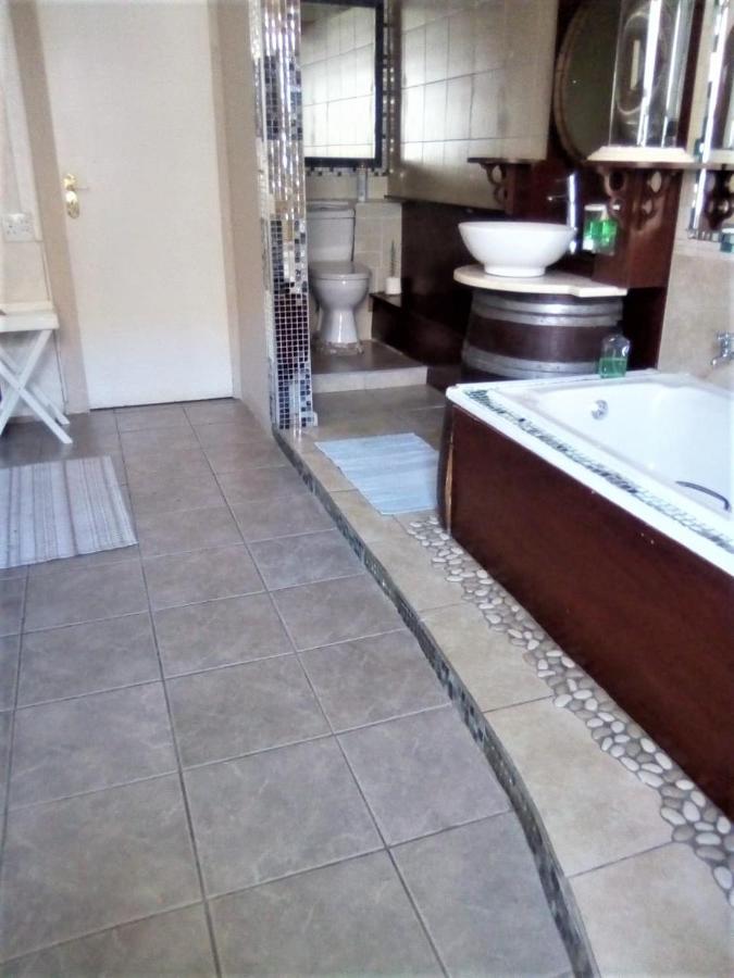 Bread And Barrel Guesthouse Bellville Кейптаун Екстериор снимка