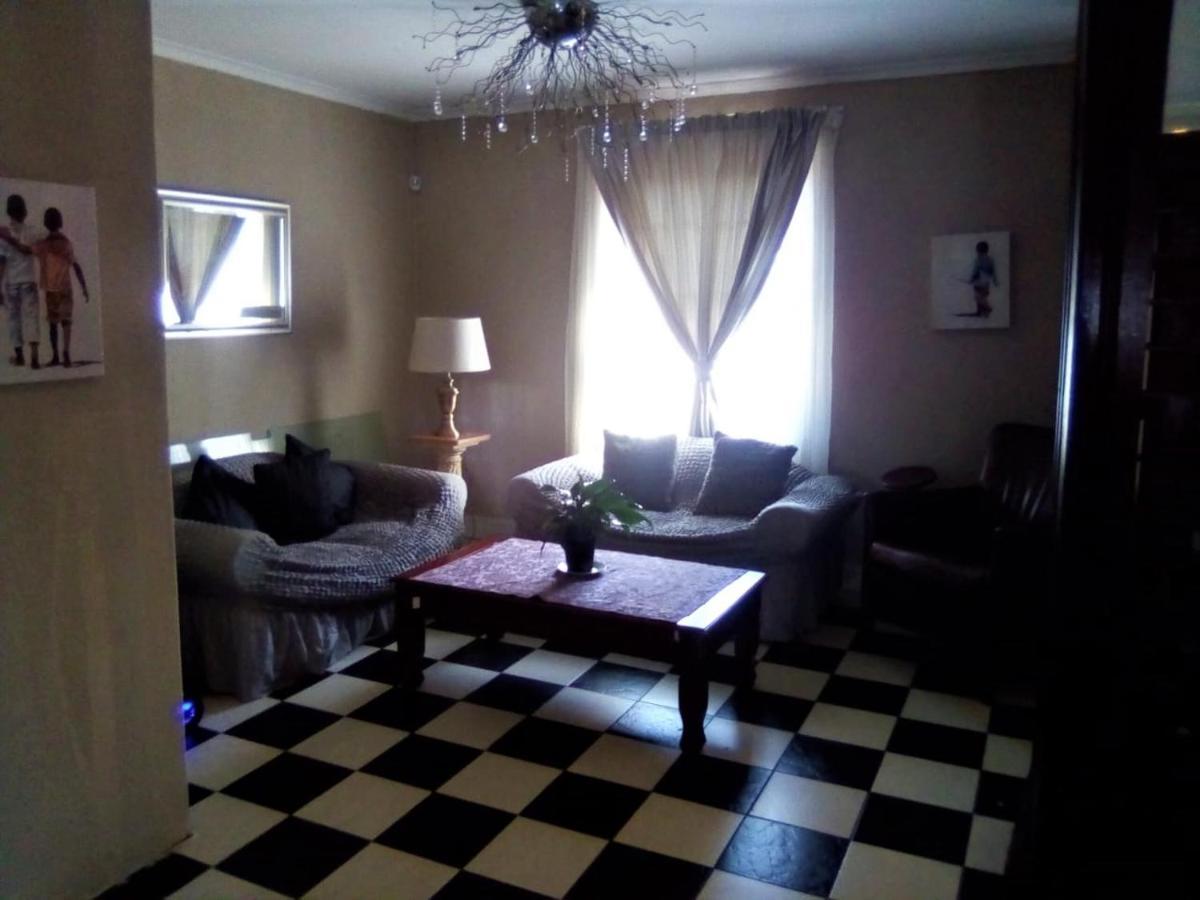 Bread And Barrel Guesthouse Bellville Кейптаун Екстериор снимка