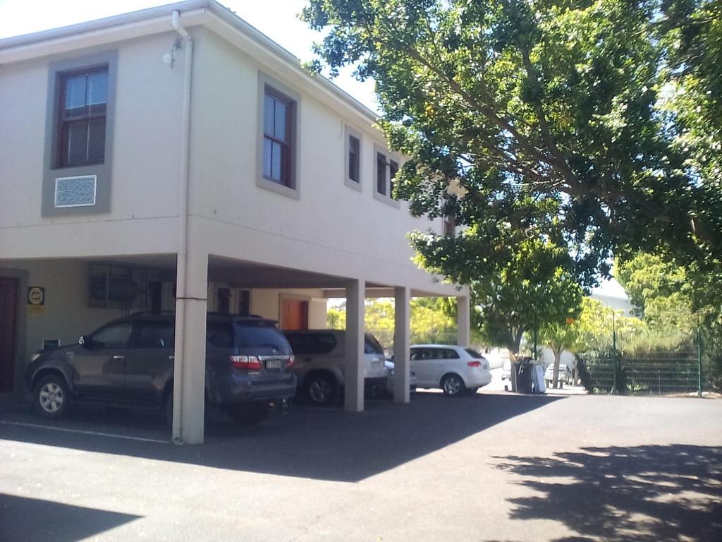 Bread And Barrel Guesthouse Bellville Кейптаун Екстериор снимка