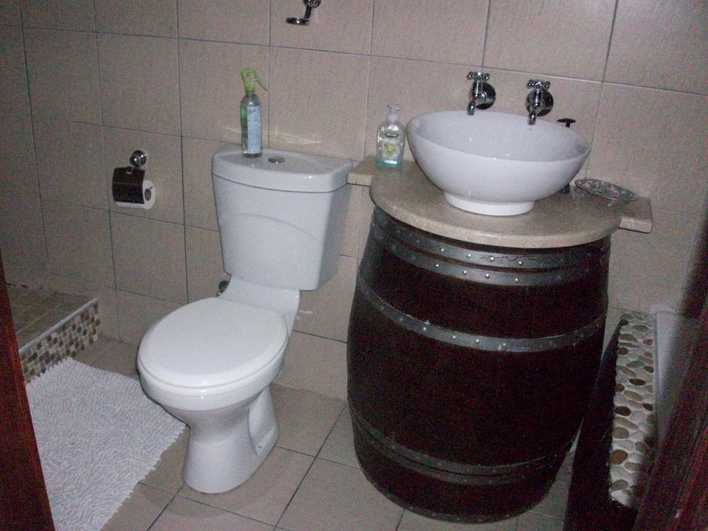 Bread And Barrel Guesthouse Bellville Кейптаун Стая снимка