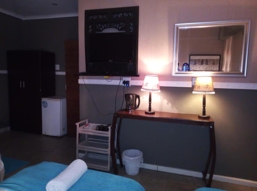 Bread And Barrel Guesthouse Bellville Кейптаун Екстериор снимка